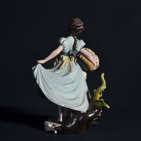 Statuetta in ceramica policroma in Capodimonte raffigurante una fanciulla. F.ta Fornili. Epoca primi ‘900