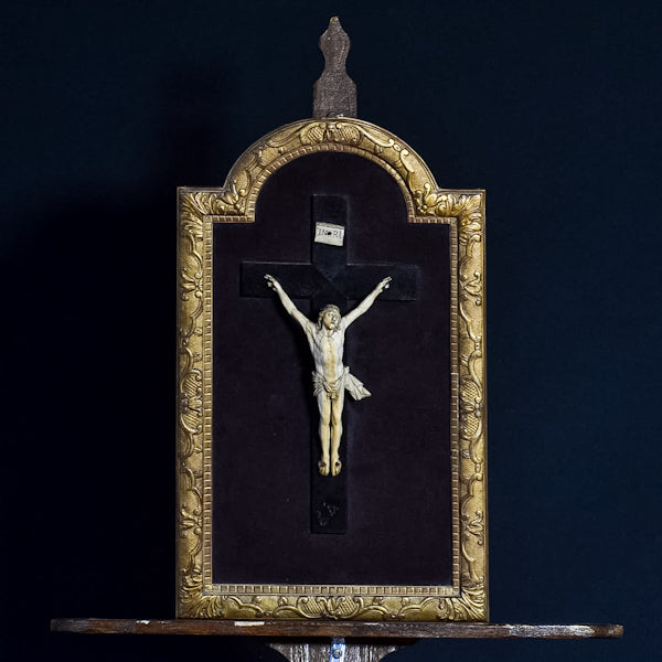 Crocifisso in avorio su fondo in velluto e cornice dorata. Epoca 1850c.a. Avignone