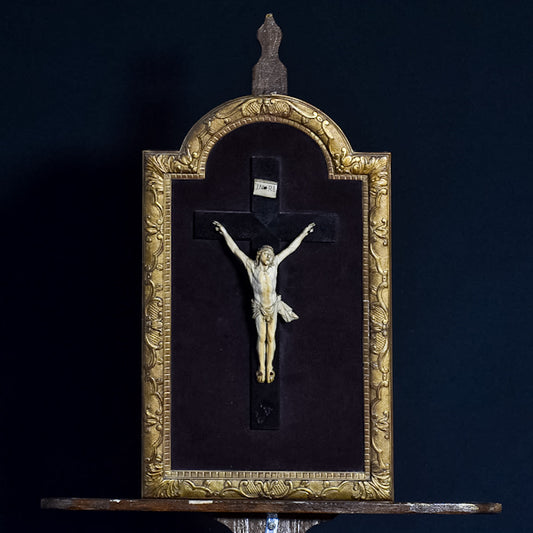 Crocifisso in avorio su fondo in velluto e cornice dorata. Epoca 1850c.a. Avignone