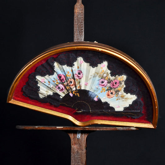 Ventaglio nero con decorazioni floreali dipinte. Anni ‘50 del ‘900