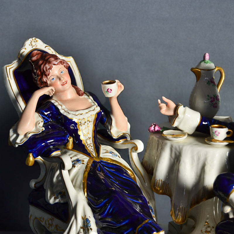 Statua in porcellana Europa dell’Est  “Aristocratici all’ora del tè”. Epoca ‘900