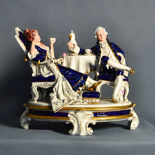 Statua in porcellana Europa dell’Est  “Aristocratici all’ora del tè”. Epoca ‘900