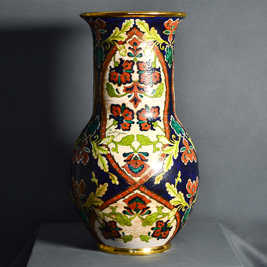 Vaso in terracotta dipinta con elementi vegetali e floreali f.to Batignani. Manifattura fiorentina. Metà ‘900