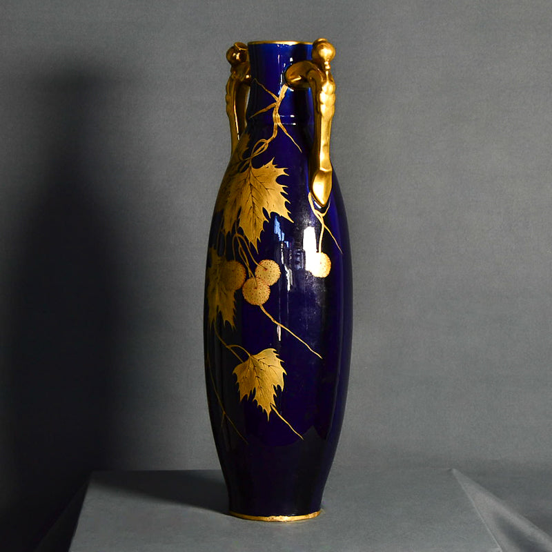 Vaso blu cobalto dipinto con elementi vegetali in oro zecchino. Stile Art Decò. Epoca ‘900