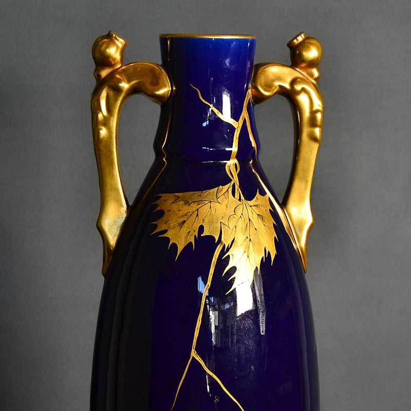 Vaso blu cobalto dipinto con elementi vegetali in oro zecchino. Stile Art Decò. Epoca ‘900