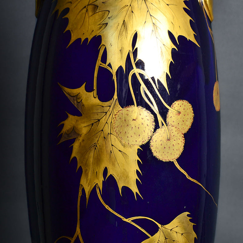 Vaso blu cobalto dipinto con elementi vegetali in oro zecchino. Stile Art Decò. Epoca ‘900