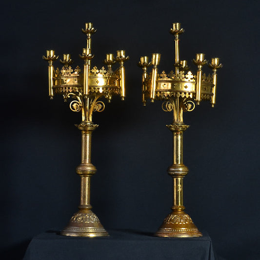Coppia di candelabri in bronzo dorato linea neogotica. 1880 c.ca