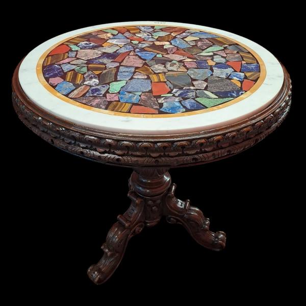 TAVOLINO ROTONDO CON PIANO IN MARMO INTARSIATO A MOSAICO E LEGNO DI MOGANO , EPOCA PRIMI '900