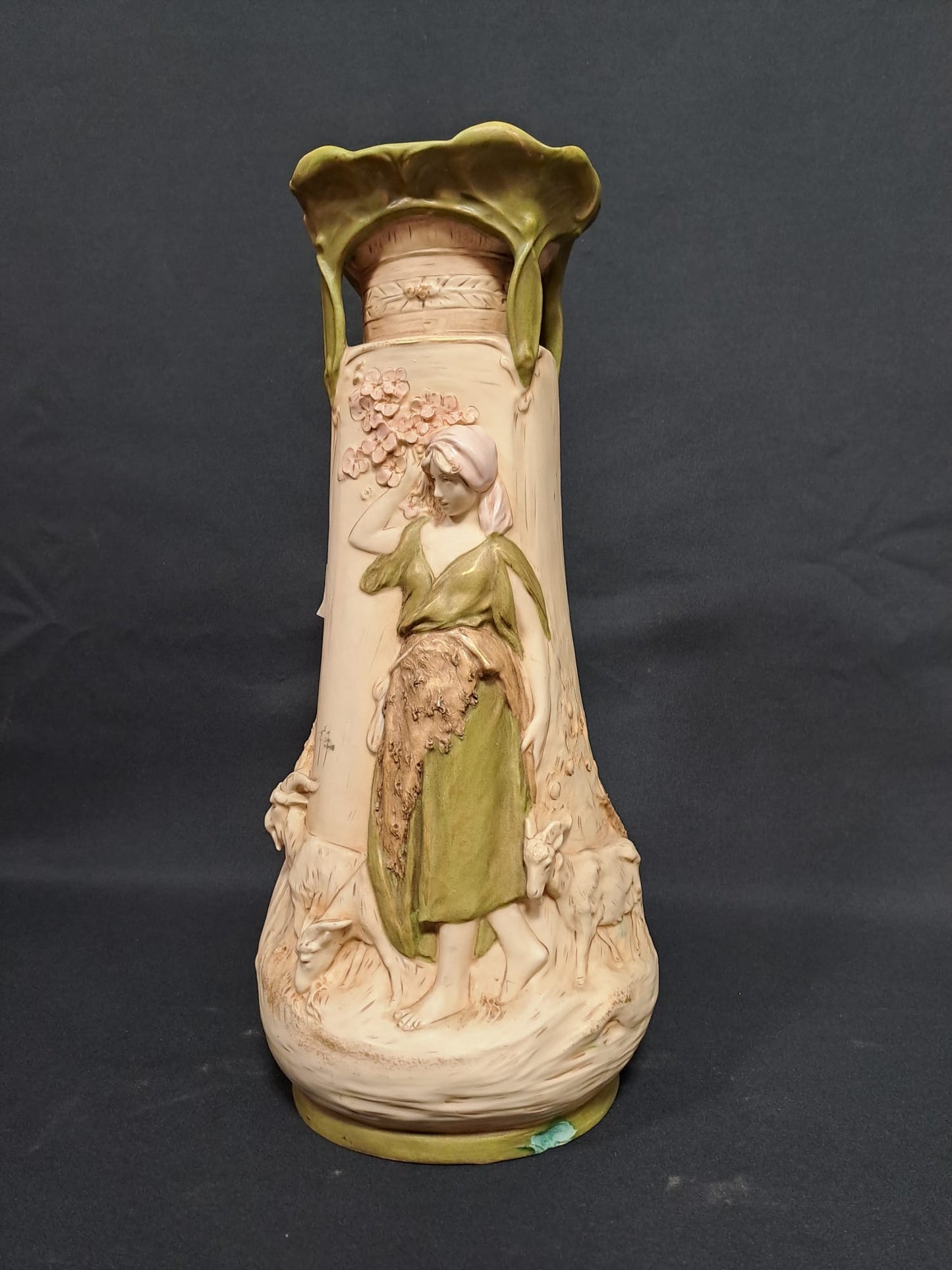 PORCELLANA ROYALDUX BOEMIA VASO CON FIGURE FEMMINILI E DECORI FLOREALI. EPOCA '900