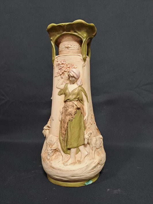 PORCELLANA ROYALDUX BOEMIA VASO CON FIGURE FEMMINILI E DECORI FLOREALI. EPOCA '900