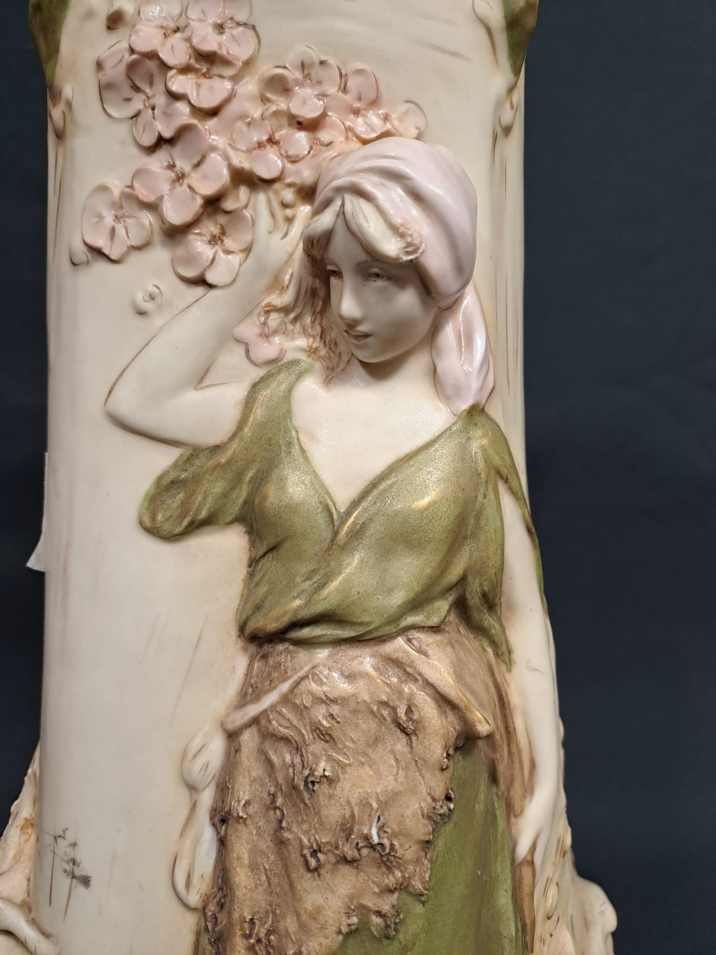 PORCELLANA ROYALDUX BOEMIA VASO CON FIGURE FEMMINILI E DECORI FLOREALI. EPOCA '900
