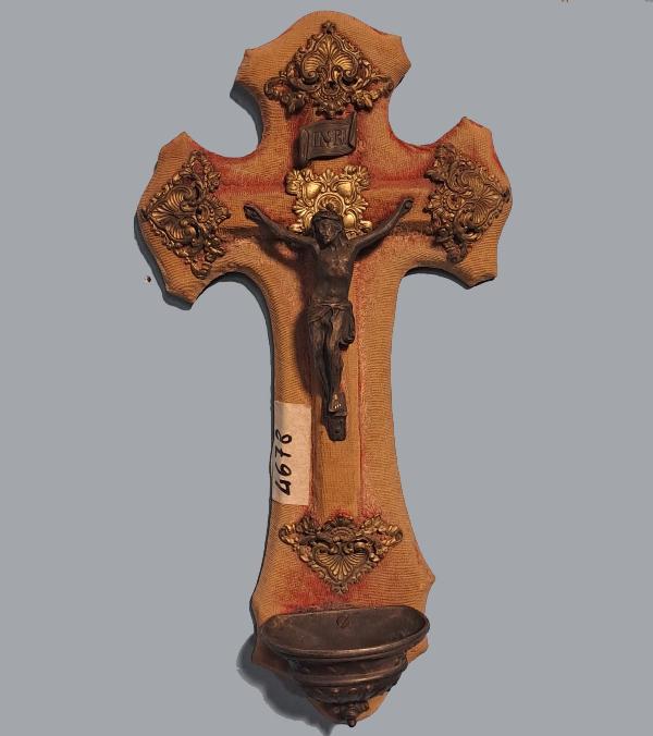 ACQUASANTIERA IN LEGNO E BRONZO RAFFIGURANTE CRISTO. EPOCA 800