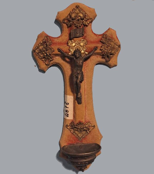 ACQUASANTIERA IN LEGNO E BRONZO RAFFIGURANTE CRISTO. EPOCA 800