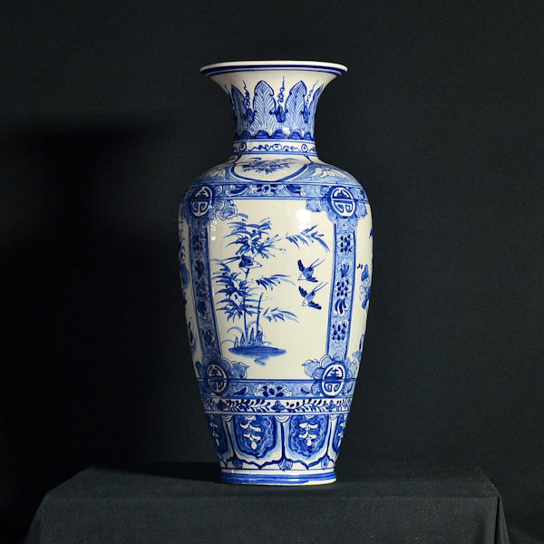 Vaso cinese in porcellana decorata a caratteri vegetali e animali. Epoca primi ‘900