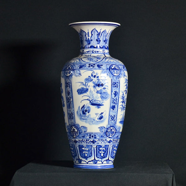 Vaso cinese in porcellana decorata a caratteri vegetali e animali. Epoca primi ‘900