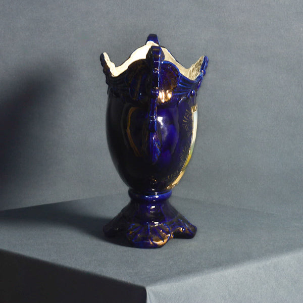 Poitiche in ceramica blu cobalto dipinto e decorato con scene romantiche. Stile neoclassico. Inizi ‘900
