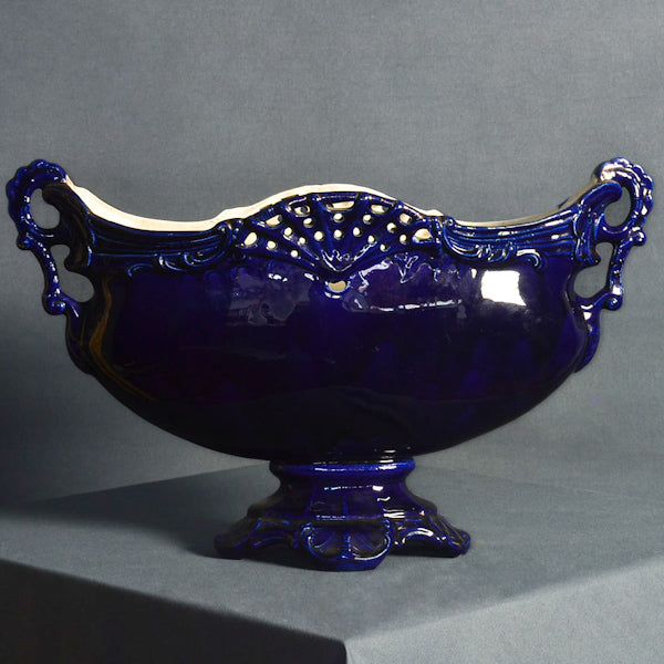 Poitiche in ceramica blu cobalto dipinto e decorato con scene romantiche. Stile neoclassico. Inizi ‘900