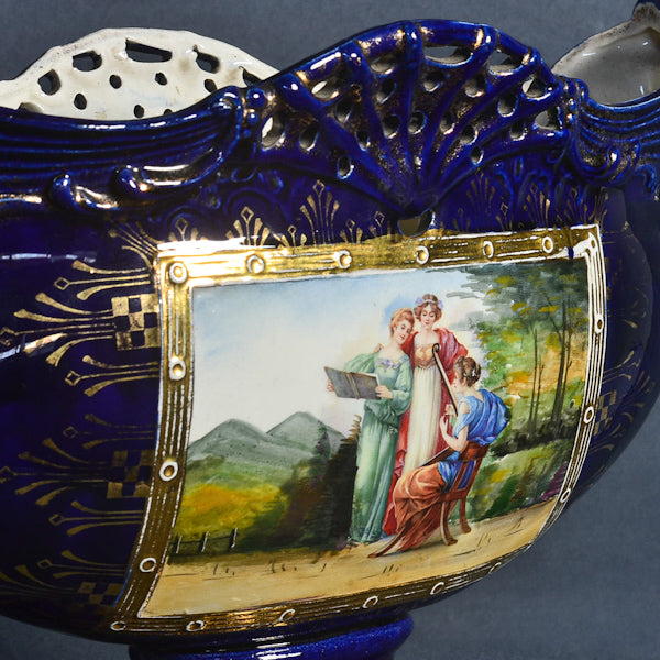 Poitiche in ceramica blu cobalto dipinto e decorato con scene romantiche. Stile neoclassico. Inizi ‘900