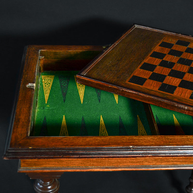 Tavolino da gioco con dama. Italia. Epoca ‘800