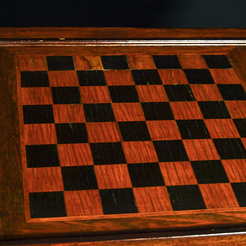 Tavolino da gioco con dama. Italia. Epoca ‘800