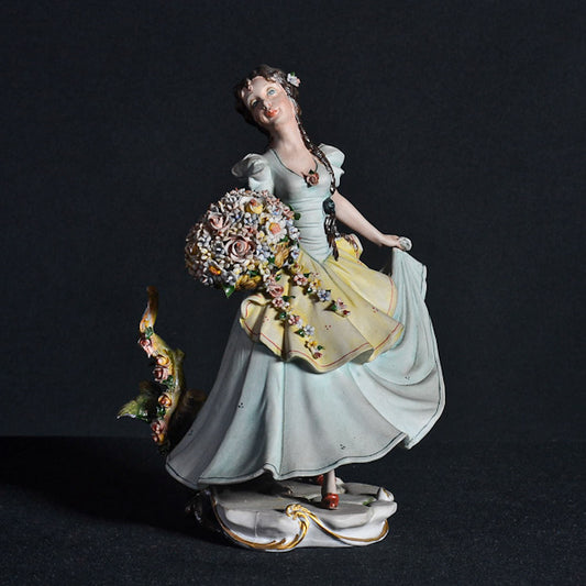 Statuetta in ceramica policroma in Capodimonte raffigurante una fanciulla. F.ta Fornili. Epoca primi ‘900