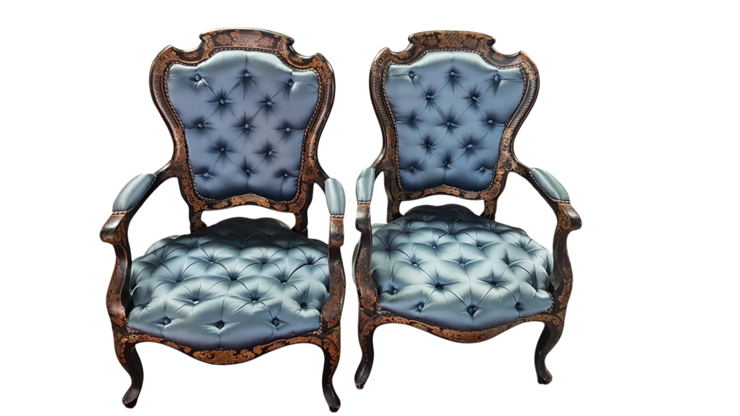 Coppia di poltrone lumeggiate in foglia oro in stile Luigi XV° rivestite in tessuto setato a nido d'ape