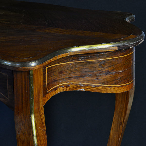 Tavolo da salotto con intarsi stile Luigi XV bordato in ottone. 1880 Parigi