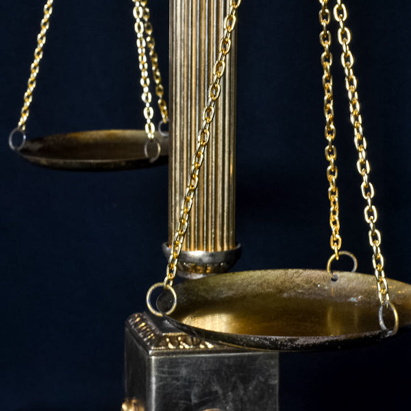 Lampada da tavolo in bronzo raffigurante bilancia. Parigi. Primi ‘900