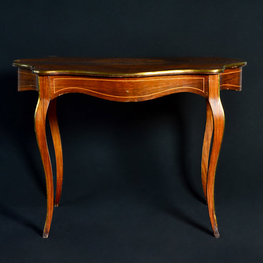 Tavolo da salotto con intarsi stile Luigi XV bordato in ottone. 1880 Parigi