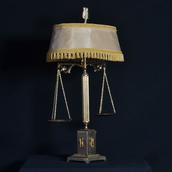 Lampada da tavolo in bronzo raffigurante bilancia. Parigi. Primi ‘900