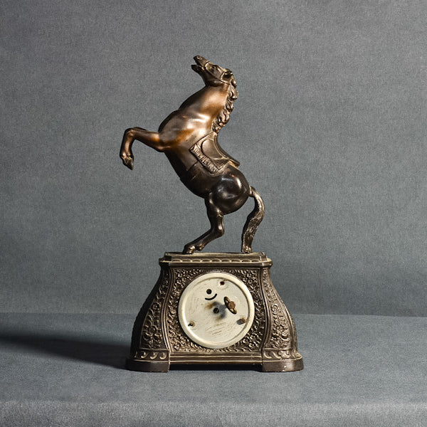 Orologio da appoggio con cavallo rampante. Inizi ‘900