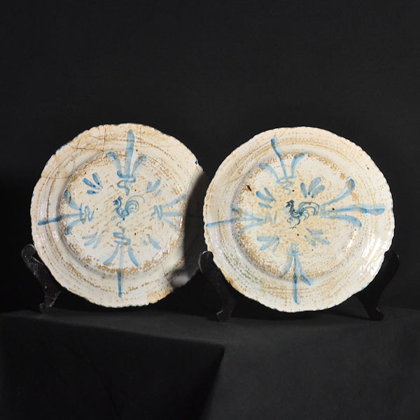 Coppia di piatti in ceramica decorata raffiguranti scena di guerra. Urbinate. Fine ‘800