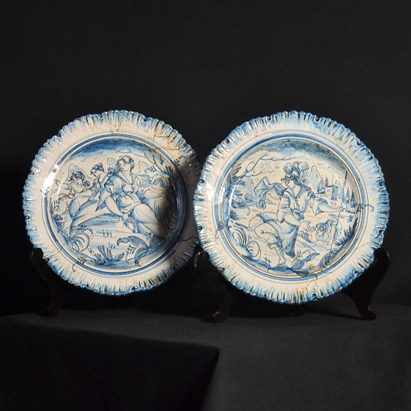 Coppia di piatti in ceramica decorata raffiguranti scena di guerra. Urbinate. Fine ‘800