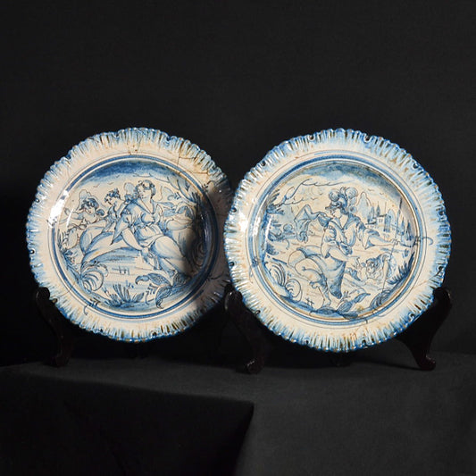 Coppia di piatti in ceramica decorata raffiguranti scena di guerra. Urbinate. Fine ‘800