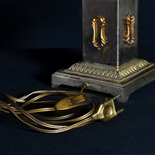 Lampada da tavolo in bronzo raffigurante bilancia. Parigi. Primi ‘900