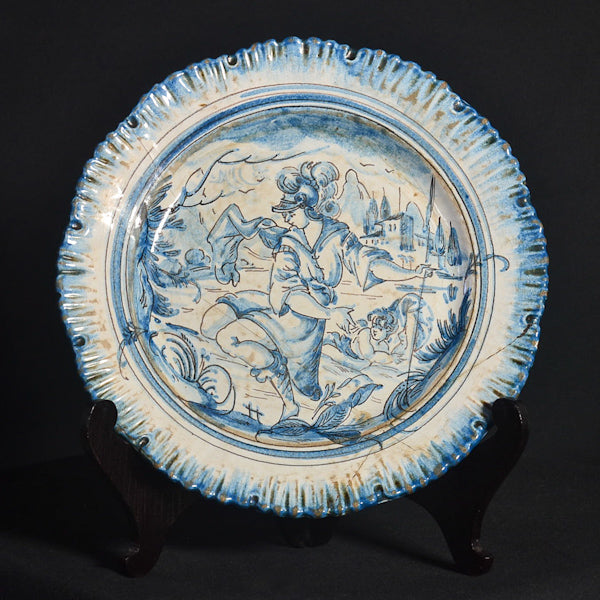 Coppia di piatti in ceramica decorata raffiguranti scena di guerra. Urbinate. Fine ‘800
