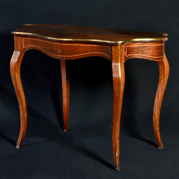 Tavolo da salotto con intarsi stile Luigi XV bordato in ottone. 1880 Parigi