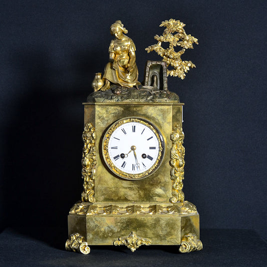 Pendola in bronzo dorato con figura romantica. Periodo 1880