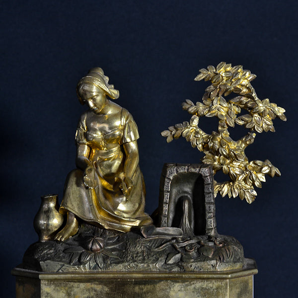 Pendola in bronzo dorato con figura romantica. Periodo 1880
