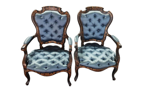 Coppia di poltrone lumeggiate in foglia oro in stile Luigi XV° rivestite in tessuto setato a nido d'ape